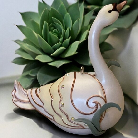 2024 Hallmark White Mute Swan Keepsake Ornament - Picture 2 of 8